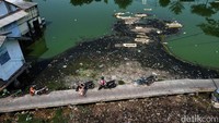 Menurut keterangan warga, Kampung Apung itu surut akibat kemarau panjang. 
