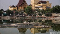 Sejumlah makam yang sebelumnya terendam kini kembali muncul ke permukaan. 