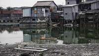 Naman ada juga makam yang masih terendam air. 