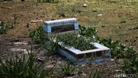 Perlu diketahui Kampung Apung dikelilingi oleh makam tanah wakaf.  