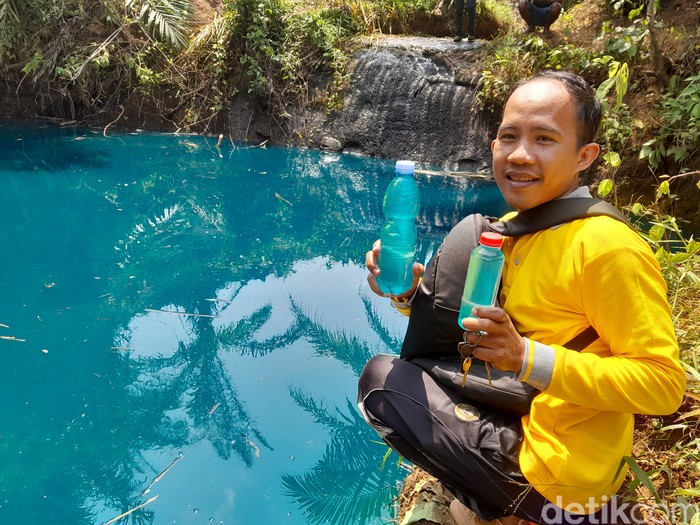 Potret warga mengambil air telaga biru yang fenomenal di Bengkulu Tengah.