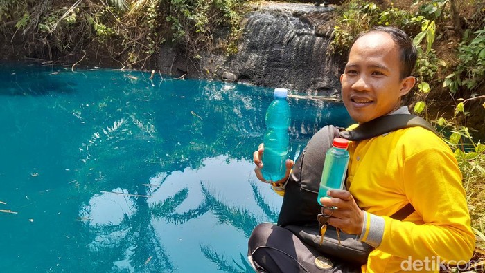 Potret warga mengambil air telaga biru yang fenomenal di Bengkulu Tengah.