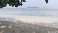Pulau Genteng Kecil memiliki pasir putih yang halus, air jernis dan terumbu karang yang sehat. (bonauli/detikcom)