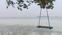 Pulau di seberang lautan nampak lebih tipis karena adanya polusi. (bonauli/detikcom)