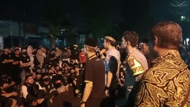 Ratusan massa pesilat konvoi usai demo di Polres Mojokerto menyerang sebuah warung kopi hingga 2 orang terluka.