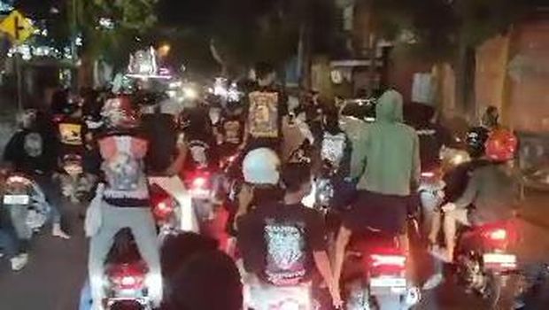Ratusan massa pesilat konvoi usai demo di Polres Mojokerto menyerang sebuah warung kopi hingga 2 orang terluka.