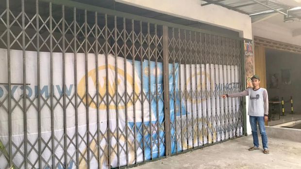 Ratusan massa pesilat konvoi usai demo di Polres Mojokerto menyerang sebuah warung kopi hingga 2 orang terluka.