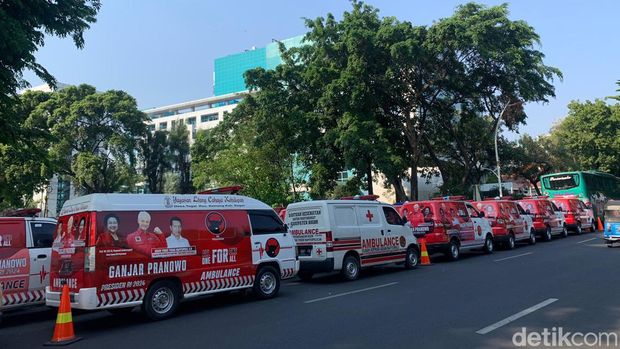 Relawan Ganjar Pranowo membagikan ribuan tangkai bunga di jalanan Jakarta (Mulia/detikcom)