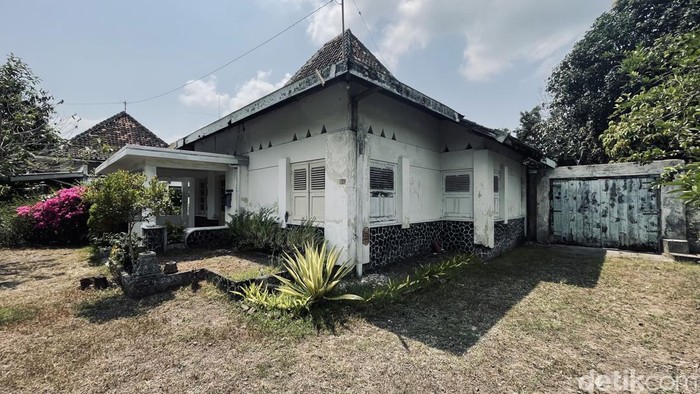 Rumah peninggalan Bapak Kamus Indonesia, WJS Poerwadarminta yang terletak di Jalan Ngadisuryan 161, Yogyakarta. Rumah ini menjadi saksi bisu penyusunan Kamus Umum Bahasa Indonesia.
