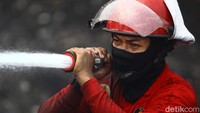 Beginilah ekspresi petugas saat menyemprotkan air ke titik api di gunungan sampah.  