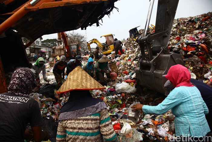 Petugas menyemprotkan cairan ke titik api yang membakar Tempat Pembuangan Akhir (TPA) Sampah Rawa Kucing, Kecamatan Neglasari, Kota Tangerang. Pemkot Tangerang menyatakan status darurat bencana hingga 2 November mendatang.
