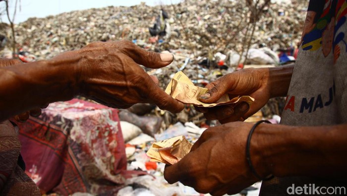 Saat Lautan Sampah Menghitam Akibat Kebakaran Petugas menyemprotkan cairan ke titik api yang membakar Tempat Pembuangan Akhir (TPA) Sampah Rawa Kucing, Kecamatan Neglasari, Kota Tangerang. Pemkot Tangerang menyatakan status darurat bencana hingga 2 November mendatang.