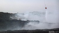 Petugas bersiaga di tengah lautan sampah yang terbakar, sementara water bombing terus diaktifkan. Seperti diketahui, TPA Rawa Kucing mempunyai luas sekitar 35 hektar.  
