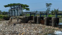 Warga menyatakan sudah hampir seminggu sampah yang didominasi oleh plastik dan styrofoam tersebut menumpuk di Sungai Citarik. 