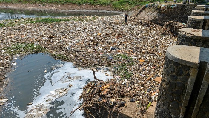 Warga berada diantara tumpukan sampah yang menumpuk di Sungai Citarik, Rancaekek, Kabupaten Bandung, Jawa Barat, Sabtu (28/10/2023). Warga menyatakan sudah hampir seminggu sampah yang didominasi oleh plastik dan styrofom tersebut menumpuk di Sungai Citarik dan warga berharap agar dinas terkait segera mengangkut sampah tersebut karena khawatir akan penyakit yang ditimbulkan. ANTARA FOTO/Raisan Al Farisi/hp.