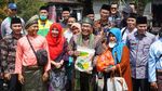 Penyerahan Bantuan di Kampung Zakat Desa Sulung