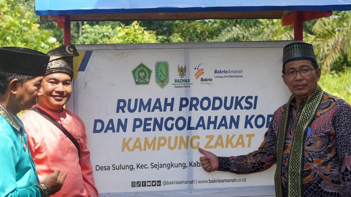 Santunan Zakat di Ujung Kalimantan Direktur Pemberdayaan Zakat dan Wakaf Kementerian Agama (Kemenag) Waryono Abdul Gafur menyerahkan bantuan dalam program kampung zakat kepada warga di pedalaman Desa Sulung, Sijangkung, Sambas, Kalimantan Barat, Jumat (27/10/2023).