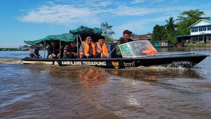 Direktur Pemberdayaan Zakat dan Wakaf Kementerian Agama (Kemenag) Waryono Abdul Gafur menyerahkan bantuan dalam program kampung zakat kepada warga di pedalaman Desa Sulung, Sijangkung, Sambas, Kalimantan Barat, Jumat (27/10/2023).