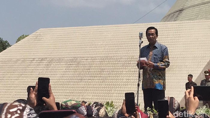 Sapa Aruh Sultan HB X dalam acara Jogja Nyawiji ing Pesta Demokrasi yang digelar di Monumen Jogja Kembali, Sleman, Sabtu (28/10/2023).