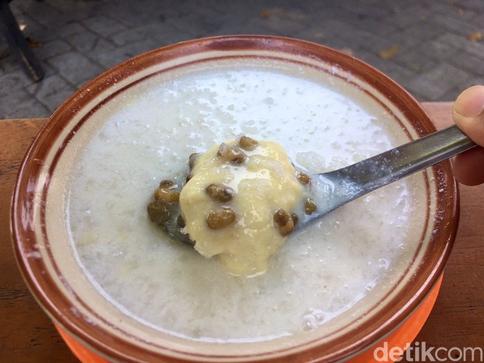 Segarnya es kacang hijau topping durian.