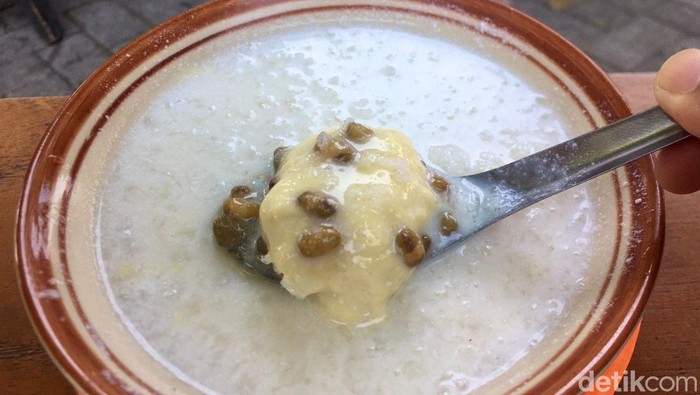 Segarnya es kacang hijau topping durian.