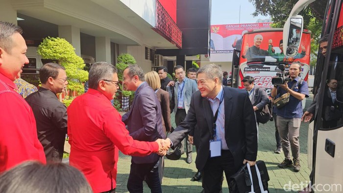 Sekjen PDI Perjuangan (PDIP) Hasto Kristiyanto menyambut kedatangan delegasi Council of Asian Liberal and Democrats (CALD Party) di Sekolah Partai PDIP, Lenteng Agung, Jakarta Selatan (Rizky/detikcom).