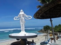 Serunya Masuk Klub Pantai di Pantai Melasti