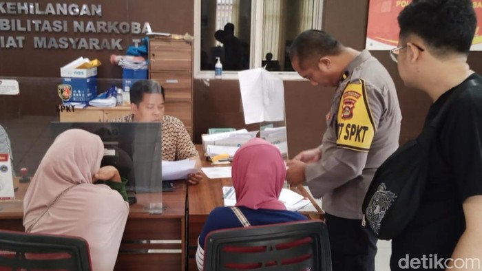 Sudaryanti melapor ke Polrestabes Palembang usai ditipu polisi gadungan yang janji menikahinya.