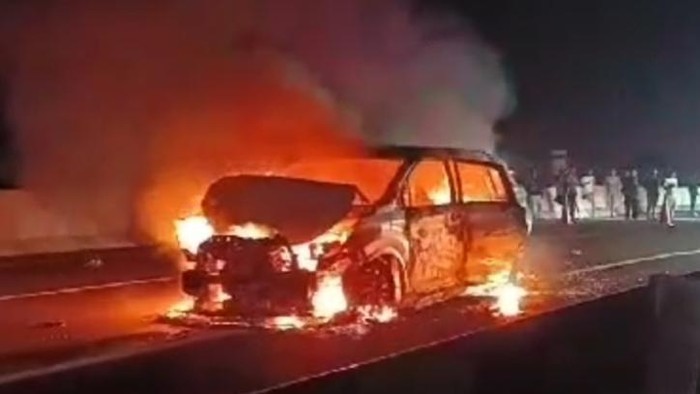 Mobil Avanza terbakar usai tabrak bagian belakang truk di tol Pekalongan, Jumat (27/10/2023).