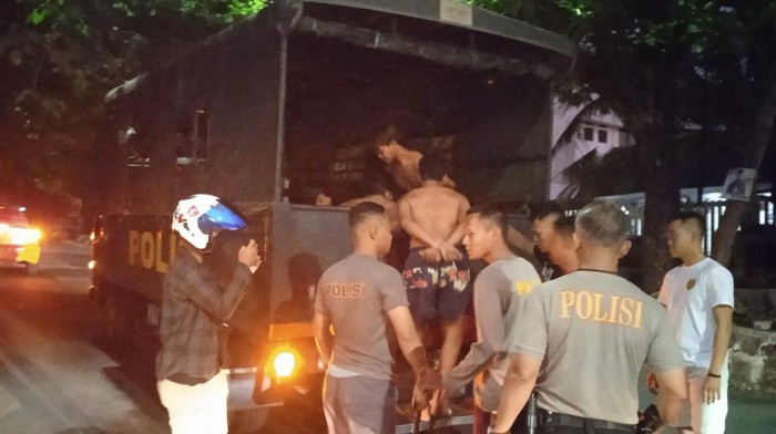 Polisi mengamankan remaja yang tawuran