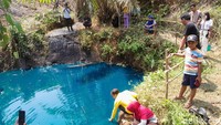 Warga ramai-ramai berdatangan karena penasaran. Pemerintah setempat mengambil sampel air dan mengirim ke laboratorium untuk mengetahui kandungan air di telaga tersebut. (Foto: Hery Supandi/detikcom)