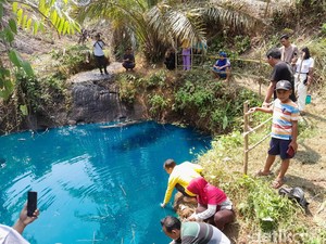 Mata Guru Buta Dikatapel Ortu Murid hingga Heboh Telaga Berwarna Biru