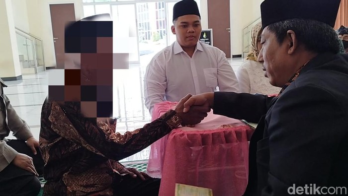 Tersangka Belva saat melangsungkan pernikahan di Polres Gresik.