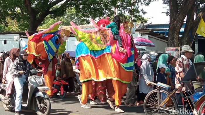 Tradisi nadran atau sedekah laut di Cirebon, Sabtu (28/10/2023).
