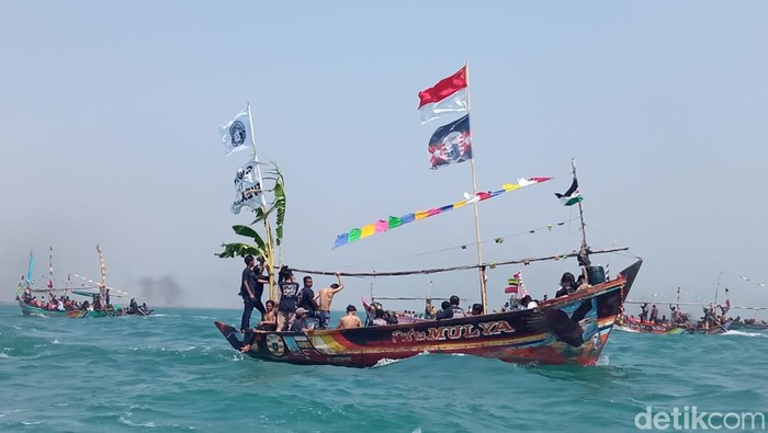Tradisi nadran atau sedekah laut di Cirebon, Sabtu (28/10/2023).