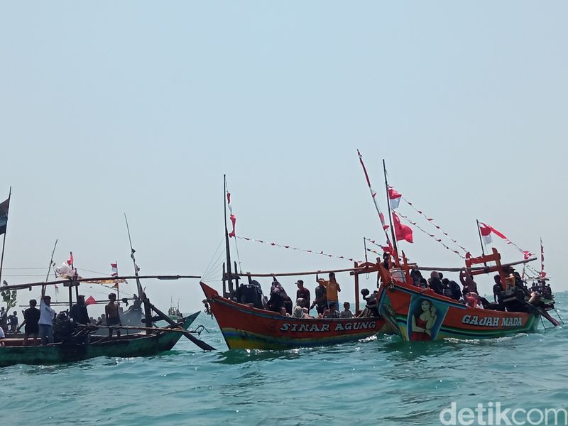 Tradisi nadran atau sedekah laut di Cirebon, Sabtu (28/10/2023).