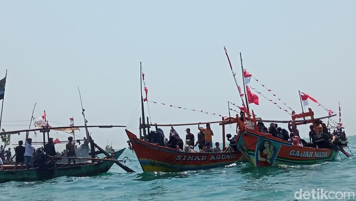 Tradisi nadran atau sedekah laut di Cirebon, Sabtu (28/10/2023).