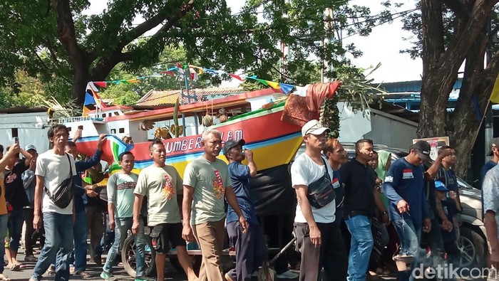 Tradisi nadran atau sedekah laut di Cirebon, Sabtu (28/10/2023).