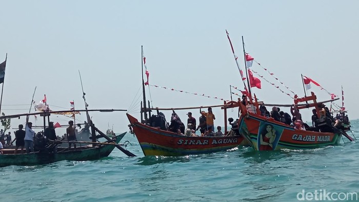 Tradisi nadran di Kelurahan Kesenden, Kecamatan Kejaksaan, Kota Cirebon/