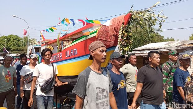 Tradisi nadran di Kelurahan Kesenden, Kecamatan Kejaksaan, Kota Cirebon/