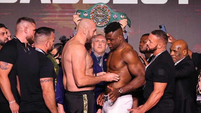 Boxing - Tyson Fury & Francis Ngannou Weigh-in - Bolivar Hall, Riyadh, Saudi Arabia - October 27, 2023 Tyson Fury and Francis Ngannou go head to head during the weigh-in REUTERS/Ahmed Yosri