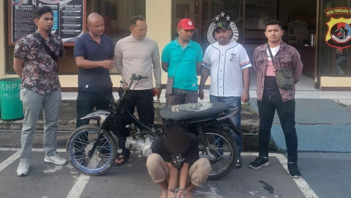 Unit Jatanras Satreskrim Polres Manggarai mengamankan TSP bersama motor hasil curiannya di Mapolres Manggarai. (Humas Polres Manggarai)