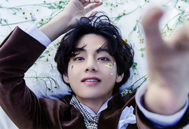 V menjadi satu-satunya personel BTS yang masuk top 10 daftar The 100 Most Handsome Faces of 2023. Pria bernama asli Kim Tae-hyung ini menempati posisi 10. (Foto: Instagram/@thv)