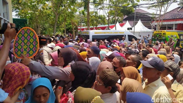 Warga di Bangkalan Berdesakan Antre Sembako