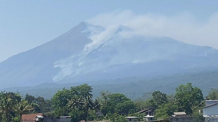 Warga terdampak asap kebakaran Gunung Merbabu di Getasan, Semarang, dievakuasi, Sabtu (28/10/2023).