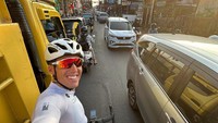 Hidup Aleix memang tak bisa dipisahkan dari bersepeda dan menunggangi motor. Dia pun santai saja memamerkan selfie saat sedang bersepeda ai antara truk di jalanan Bali. (Instagram/@aleixespargaro)