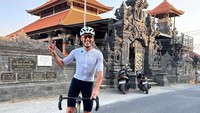 Selama di Bali, Aleix mencoba aktivitas yang digemarinya, apalagi kalau bukan naik sepeda sambil menjelajahi keindahan pulau Dewata. Love this place, tulis Aleix di Instagramnya. (Instagram/@aleixespargaro)