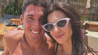 Ya, setelah dari Australia, Aleix Espargaro tidak langsung terbang ke Thailand, lokasi balapan MotoGP berikutnya. Ia malah terbang ke Bali mengajak serta sang istri, Laura dan dua anaknya. (Instagram/@aleixespargaro)
