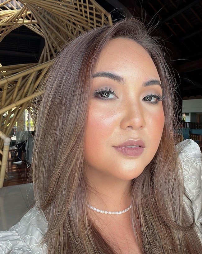 Sama seperti Amanda, Angelica juga memiliki darah blasteran. Ia mendapat darah keturunan Spanyol dan Filipina dari ayahnya, Ramon D Lugue. Foto: Instagram/@angelicamanopo