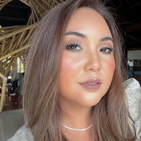 Sama seperti Amanda, Angelica juga memiliki darah blasteran. Ia mendapat darah keturunan Spanyol dan Filipina dari ayahnya, Ramon D Lugue. Foto: Instagram/@angelicamanopo